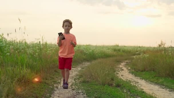 Кавказский Мальчик Слушает Музыку Танцует Закате Поле Веселый Улыбающийся Счастливый — стоковое видео