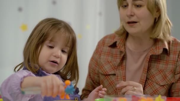 Kleuterschool Connecties Childs Boeiende Speeltijd Met Leraar Stimuleren Cognitieve Vaardigheden — Stockvideo