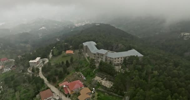 从空中看 塞浦路斯贝伦加利亚放弃了酒店 在云彩笼罩的山顶上一座神秘的废弃建筑 高质量的4K镜头 — 图库视频影像