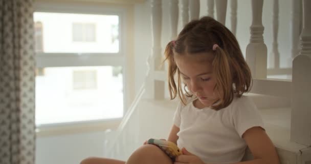 Tech Savvy Fun Восхитительные Моменты Европейского Ребенка Наблюдающего Мбаппе Играющего — стоковое видео