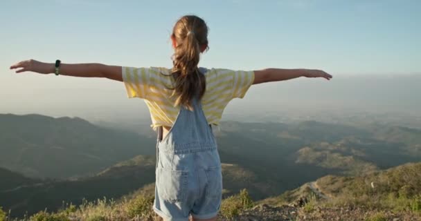 Чарівний Момент Кавказької Дівчини Підлітка Піднімає Руки Гору Заході Свонсі — стокове відео