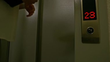 Ofis Erişimi: Çanta ve Tablet Taşıyan İş Kadını Ofis Merkezi Asansörüne Girdi, Asansör Kontrollerini Çalıştırdı. Yüksek kalite 4k görüntü