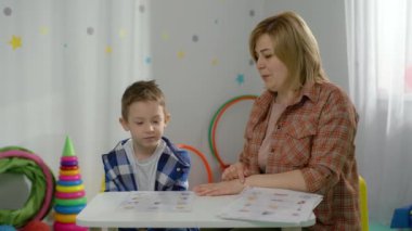 Çocuğunuz için Öğretmenle Okul Hazırlık Eğlencesi ve Geliştirme Faaliyetleri. Yüksek kalite 4k görüntü