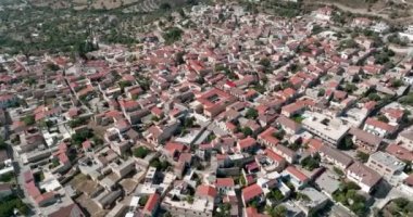 Lefkara şehir manzarası, Kıbrıs. Tarihsel mimarisi olan adanın turizm manzarasının panoramik bir görüntüsü. Yüksek kalite 4k görüntü