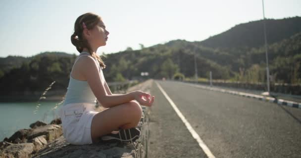 Lifestyle Mädchen Meditiert Allein Und Baut Stress Mit Yoga Jugendliche — Stockvideo