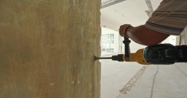 Breaking Boundaries Detailed Shot Mans Hands Using Rotary Hammer Demolish — Vídeo de stock