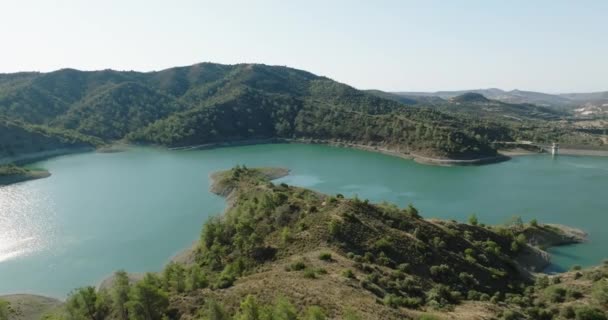 Aerial View Dam Reservoir Cyprus 一座美丽的山湖 由一条沿著岛上山坡流淌的河流形成 高质量的4K镜头 — 图库视频影像