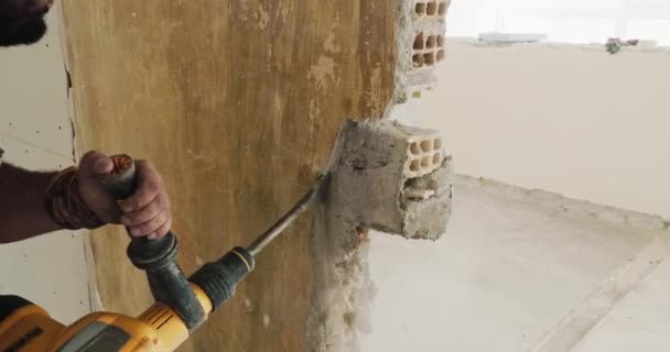释放力量 男性的有力的特写镜头操作一个拆除锤推倒了一堵墙 展示了建筑和劳动的勇气 高质量的4K镜头 — 图库视频影像