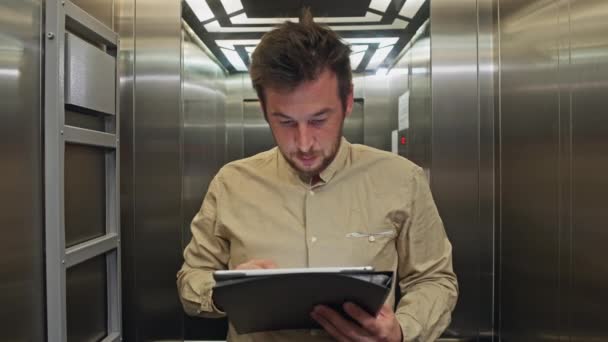 专业旅程 身着经典服装的商务人士乘坐办公大楼电梯参加商务会议 高质量的4K镜头 — 图库视频影像