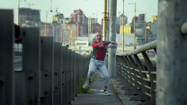 Bridge Grooves Energetic Freestyle Dancing Young Man Urban Landscape Syncing — Vídeo de stock