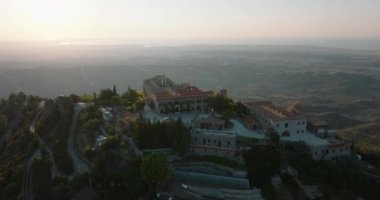 Kıbrıs Rum Kesimi 'ndeki Stavrovouni Manastırı. Dağlardaki kayaların üzerindeki kilisenin mimarisi Hristiyan haccına aittir. Yüksek kalite 4k görüntü