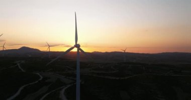 Dusk 'taki Muhteşem Rüzgar Çiftlikleri: Yenilenebilir Enerjinin Muhteşem Güzelliğini Gösteren Büyüleyici Hava Videosu Ekolojik Koruma ve Elektrik Devrimine Katkı Yapıyor. 