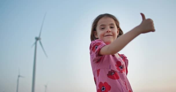 Power One Inspirujący Film Przedstawiający Dziewczynę Stojącą Przy Turbinach Wiatrowych — Wideo stockowe