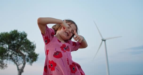 Hareketli Uyum Rüzgar Türbinleri Arasında Duran Bir Kızın Lham Klibi — Stok video