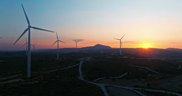 空中杰作 风车在壮丽的落日下的难忘的无人机图像 展示了替代能源在保护我们的地球方面的重要作用 高质量的4K镜头 — 图库视频影像