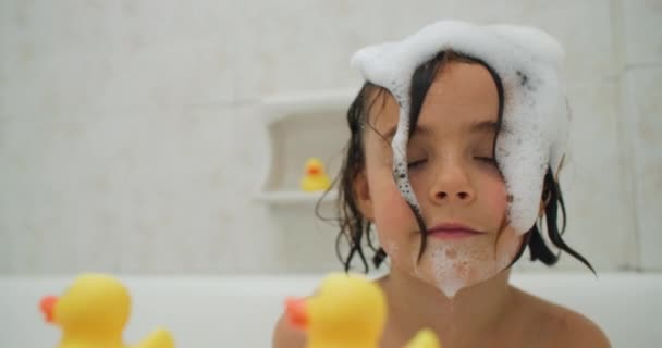 Portret Dziewczyny Kąpiącej Się Łazience Pianką Dziecko Nawiązuje Przyjaźnie Myjąc — Wideo stockowe