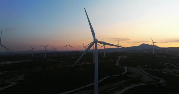 Crepúsculos Abrazan Cautivador Viaje Aéreo Través Las Turbinas Eólicas Medida — Vídeo de stock