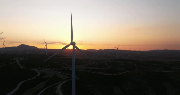 黄昏的壮观风力发电场 迷人的空中视频展示了可再生能源的绝妙美 为生态保护和电力革命做出了贡献 — 图库视频影像