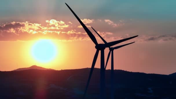 Luchtfoto Van Een Windmolen Draaiend Zonnen Oranje Stralen Prachtig Windpark — Stockvideo