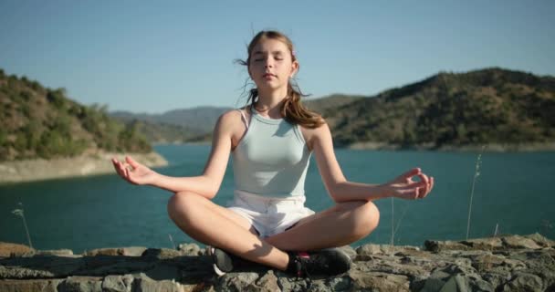 Hitta Inre Frid Fängslande Video Tonårsflicka Som Deltar Meditation Omgiven — Stockvideo