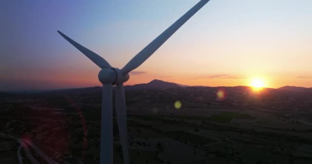 Légi Kilátás Sziluett Egy Szélmalom Naplementekor Környezetbarát Zöld Villamos Energia — Stock videók