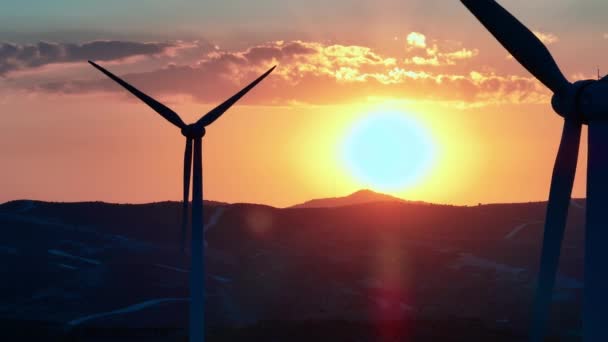 迷人的空中无人机视频 日落时风力涡轮机的令人叹为观止的景象 促进生态友好型能源生产和环境保护 高质量的4K镜头 — 图库视频影像