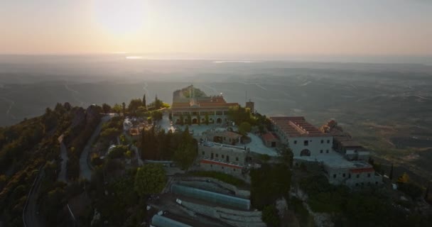 Ascendiendo Tranquilidad Perspectiva Aérea Del Monasterio Stavrovouni Iglesia Ortodoxa Amanecer — Vídeos de Stock