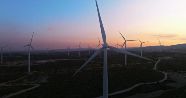 与风共舞 在夕阳西下的暖光中沐浴的风力涡轮机的精彩绝伦的空中无人机景观 憧憬着一个更洁净 更绿色的世界 高质量的4K镜头 — 图库视频影像