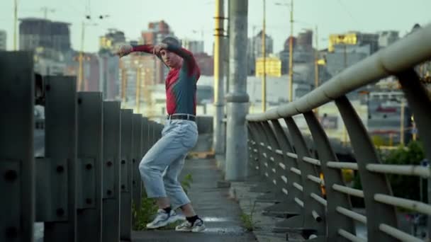 Freestyle Dance Fusion Young Mans Desempenho Energético Uma Ponte Misturando — Vídeo de Stock