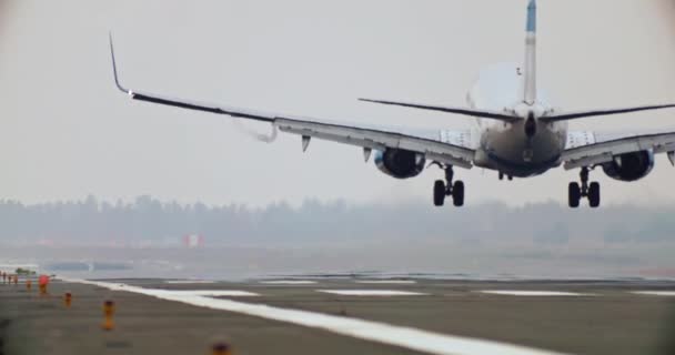 Slow Motion Video Van Landing Van Het Vliegtuig Startbaan Een — Stockvideo