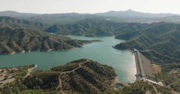 揭幕的天象天然宝石 空中穿越陡峭的山湖 重要的大坝和救命的淡水水库 高质量的4K镜头 — 图库视频影像