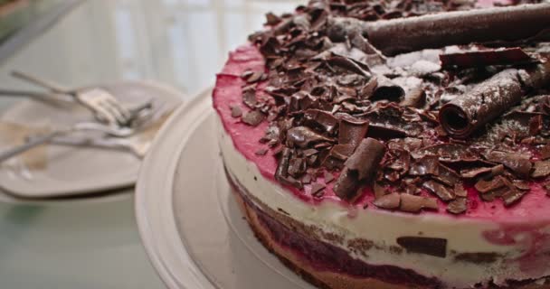 Κοντινό Πλάνο Μιας Τούρτας Σοκολάτας Γενεθλίων Παρουσίαση Γλυκών Για Τις — Αρχείο Βίντεο
