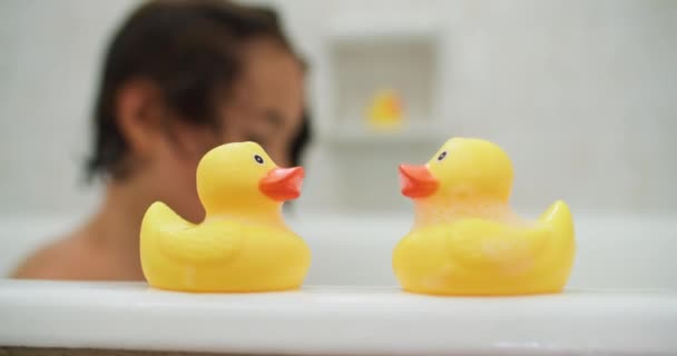 お風呂の中でおもちゃで遊んでいる女の子 明るく笑顔の子供がお風呂に入ります 高品質4K映像 — ストック動画