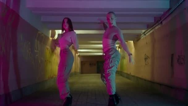 Urbanes Tanzpaar Neonlicht Rhythmische Tänze Zum Takt Der Musik Der — Stockvideo
