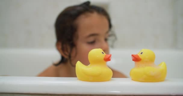 Boldog Fürdő Ideje Childs Örömteli Pillanatok Fröcskölés Játék Fürdőszobában Kiváló — Stock videók