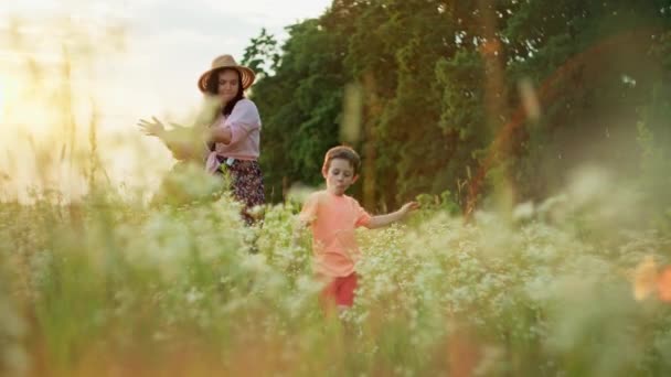 Happy Smiling Mother Son Dancing Together Field Sunset Smiles Family — Vídeos de Stock