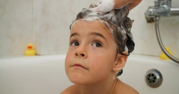 Mother Washes Her Daughters Head Her Hands Bathroom Woman Helps — Vídeo de Stock