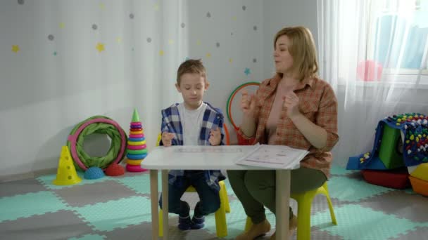 Bridging Communication Gap Effective Speech Therapy Children Autism Empowering Learning — стоковое видео