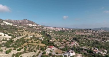 Kıbrıs 'ın dağlık kesimindeki küçük köylerin havadan görünüşü. Evler güzel bir manzarada dağların yamaçlarında duruyor. Yüksek kalite 4k görüntü