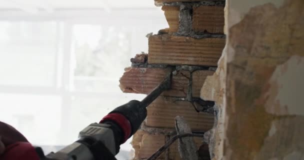 Close Dos Construtores Mãos Desmontando Parede Com Perfurador Reparação Edifícios — Vídeo de Stock