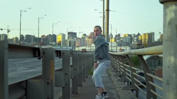 Rhythmic Sports Guy Dancing City Street Urban Landscape High Quality — ストック動画