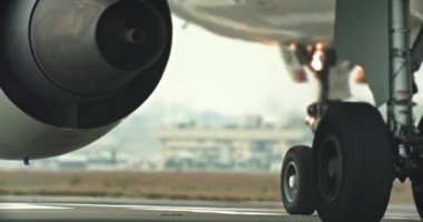 Dehşet verici kalkış: Uçak Tekerleklerinin İnce Atışları Kalkışa Hazırlık Pistinde Hızlanıyor. Yüksek kalite 4k görüntü
