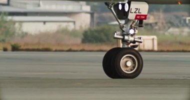 Hava Maceraları: Yolcu Uçak Tekerlekleri Pistte Yuvarlanırken Enfes Görüntüler. Yüksek kalite 4k görüntü