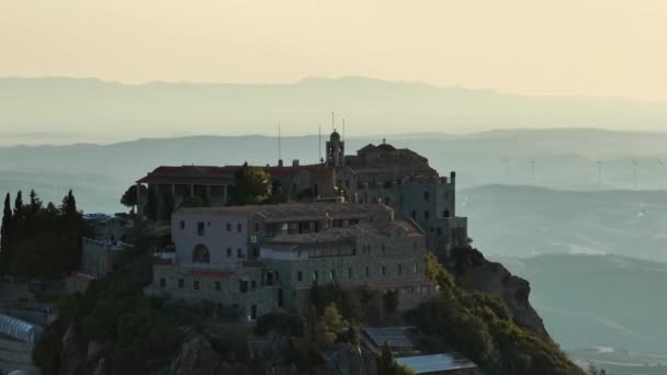 Aerial Majesty Klasztor Stavrovouni Cerkiew Oferuje Hipnotyzujący Widok Szczytu Wysp — Wideo stockowe