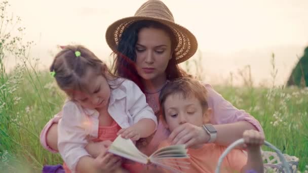 Radosne Chwile Mama Angażuje Dzieci Książką Świeżym Powietrzu Budowanie Silnych — Wideo stockowe