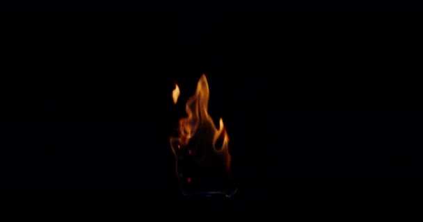 Enigmatic Fire Dance Hypnotisk Slow Motion Film Lågor Och Brinnande — Stockvideo