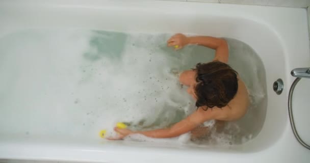 Menina Está Tomando Banho Brincando Com Brinquedos Banheiro Uma Infância — Vídeo de Stock