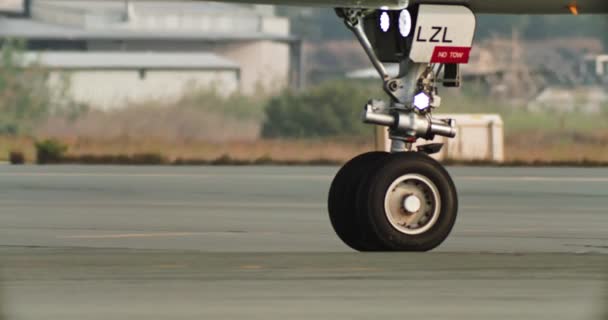 エアリアルアドベンチャー 滑走路でローリングする旅客機ホイールの絶妙な映像 高品質の4K映像 — ストック動画