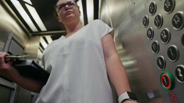 사업가 엘리베이터 버튼을 누르고 비즈니스 센터에서 여자는 직장에서 고품질 — 비디오