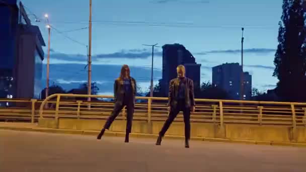 Прекрасная Пара Высоких Каблуках Танцует Ночном Городе Городской Пейзаж Танцевальный — стоковое видео